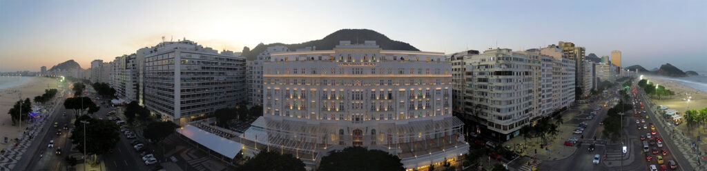 Imagem panorâmica de Copacabana tendo ao centro o hotel Copacabana Palace