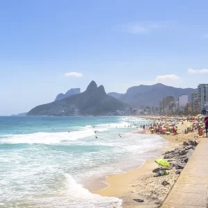 Imagem da Praia de Ipanema, com o Morro Dois Irmãos ao fundo