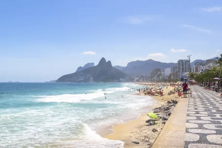 Imagem da Praia de Ipanema, com o Morro Dois Irmãos ao fundo