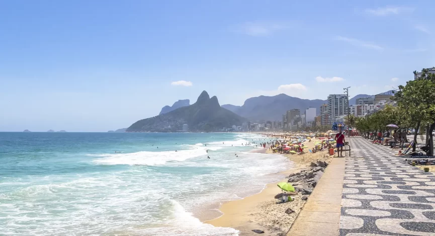 Imagem da Praia de Ipanema, com o Morro Dois Irmãos ao fundo