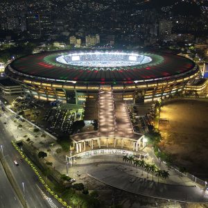 Estádio do Maracanã iluminado durante jogo à noite