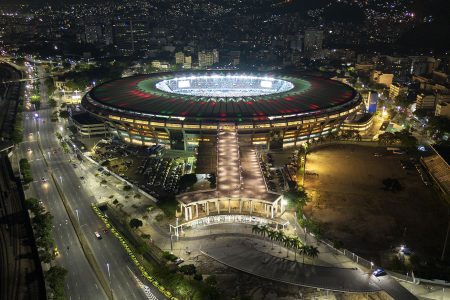 Estádio do Maracanã iluminado durante jogo à noite