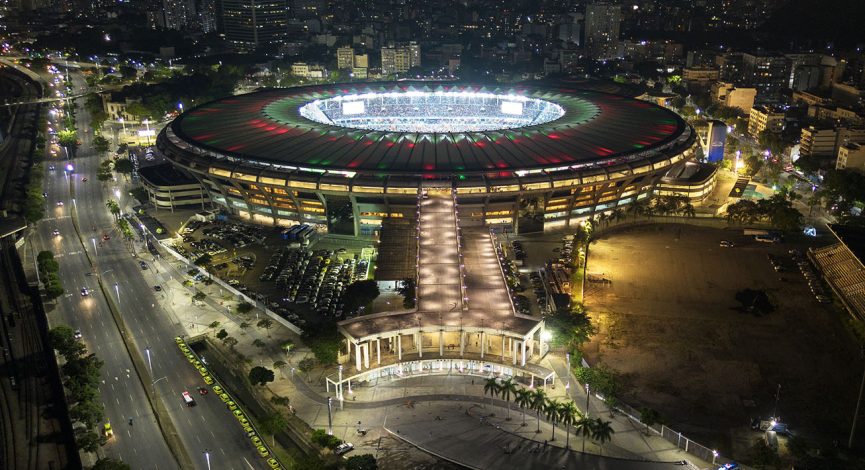 Estádio do Maracanã iluminado durante jogo à noite