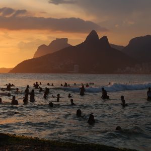 Paisagem de Ipanema, a partir do Arpoador, com o Morro Dois Irmãos ao fundo, no pôr do sol