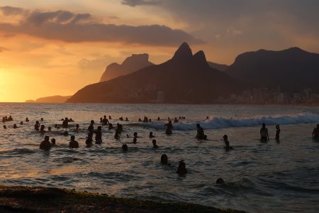 Paisagem de Ipanema, a partir do Arpoador, com o Morro Dois Irmãos ao fundo, no pôr do sol