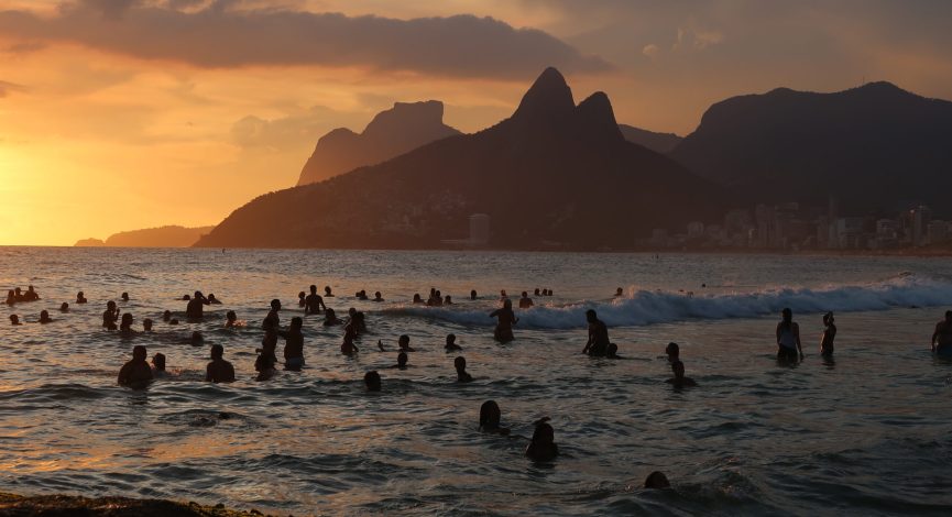 Paisagem de Ipanema, a partir do Arpoador, com o Morro Dois Irmãos ao fundo, no pôr do sol