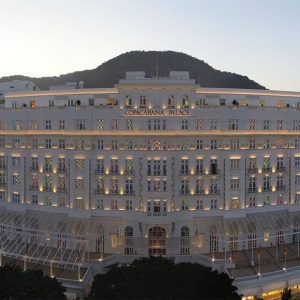 Imagem panorâmica de Copacabana tendo ao centro o hotel Copacabana Palace