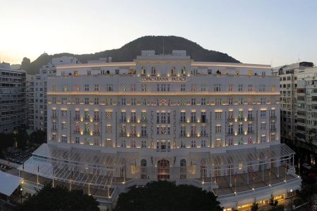 Imagem panorâmica de Copacabana tendo ao centro o hotel Copacabana Palace