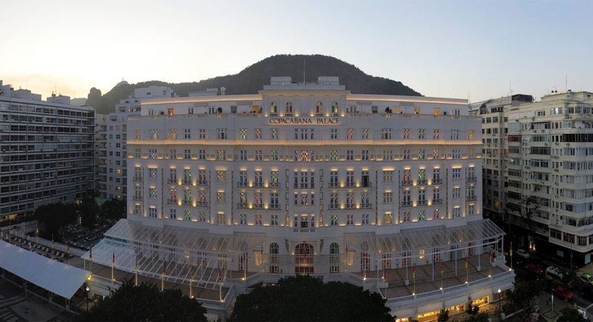 Imagem panorâmica de Copacabana tendo ao centro o hotel Copacabana Palace