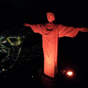 Cristo Redentor iluminado de laranja em homenagem ao Dia do Gari