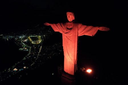 Cristo Redentor iluminado de laranja em homenagem ao Dia do Gari