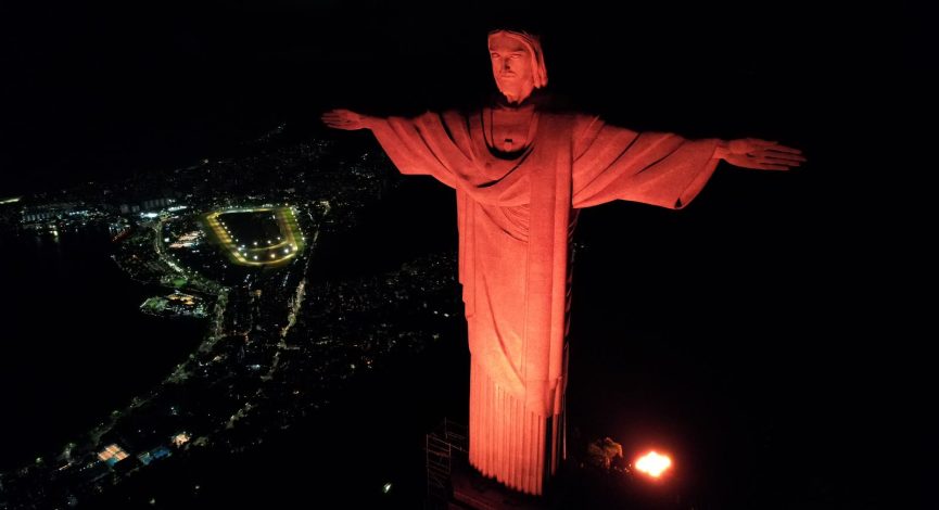 Cristo Redentor iluminado de laranja em homenagem ao Dia do Gari